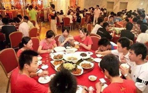 周公解夢夢見很多人一起吃酒席,夢見婚宴上很多人吃飯
